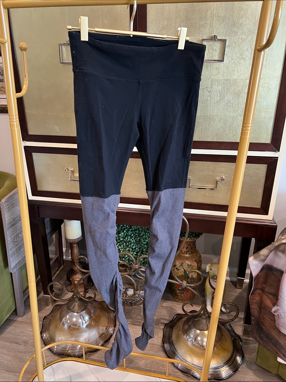 ALO Yoga Black and Gray Colorblock Leggings